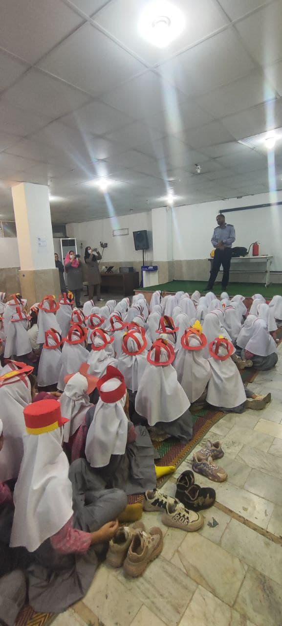 روز آتش نشانی و حضور آتش نشان در سالن مدرسه برای آموزش دانش آموزان دبستان اندیشه