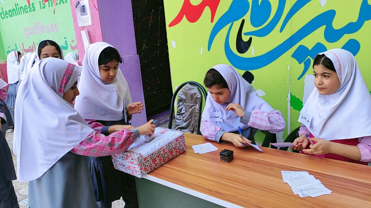 برگزاری انتخابات شورای دانش آموزی در دبستان دخترانه اندیشه