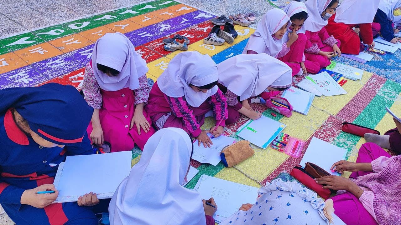 عنواندانش آموزان عزیزمون، در حال کشیدن نقاشی همگانی