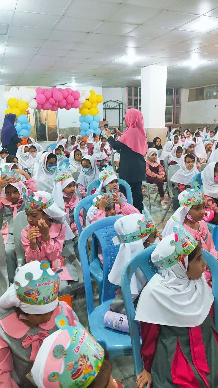 جشن شروع سال تحصیلی ۱۴۰۴_۱۴۰۳ با دعوت از گروه نمایش عروسکی در سالن مدرسه