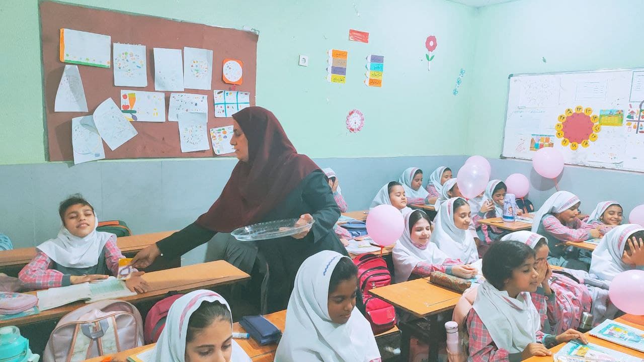 جشن روز سیزده آبان و اهداء جوایز به دانش آموزان عزیز اندیشه