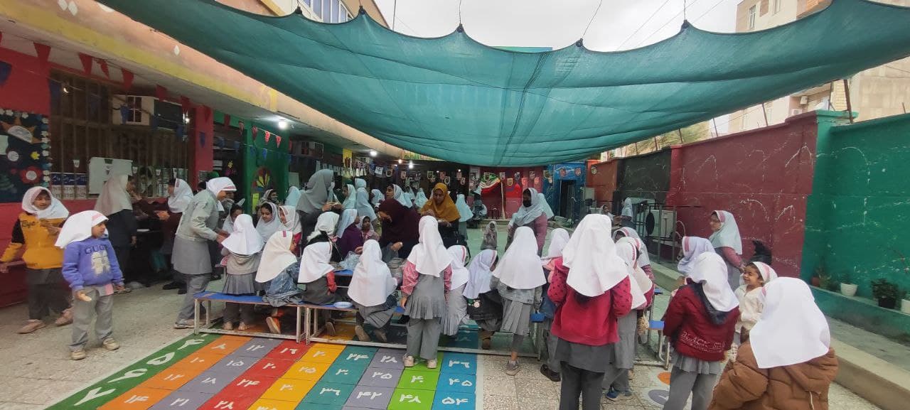 برگزاری بازارچه های دانش آموزی در حیاط مدرسه