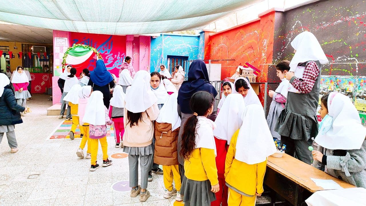 برگزاری نمایشگاه کتاب در حیاط مدرسه